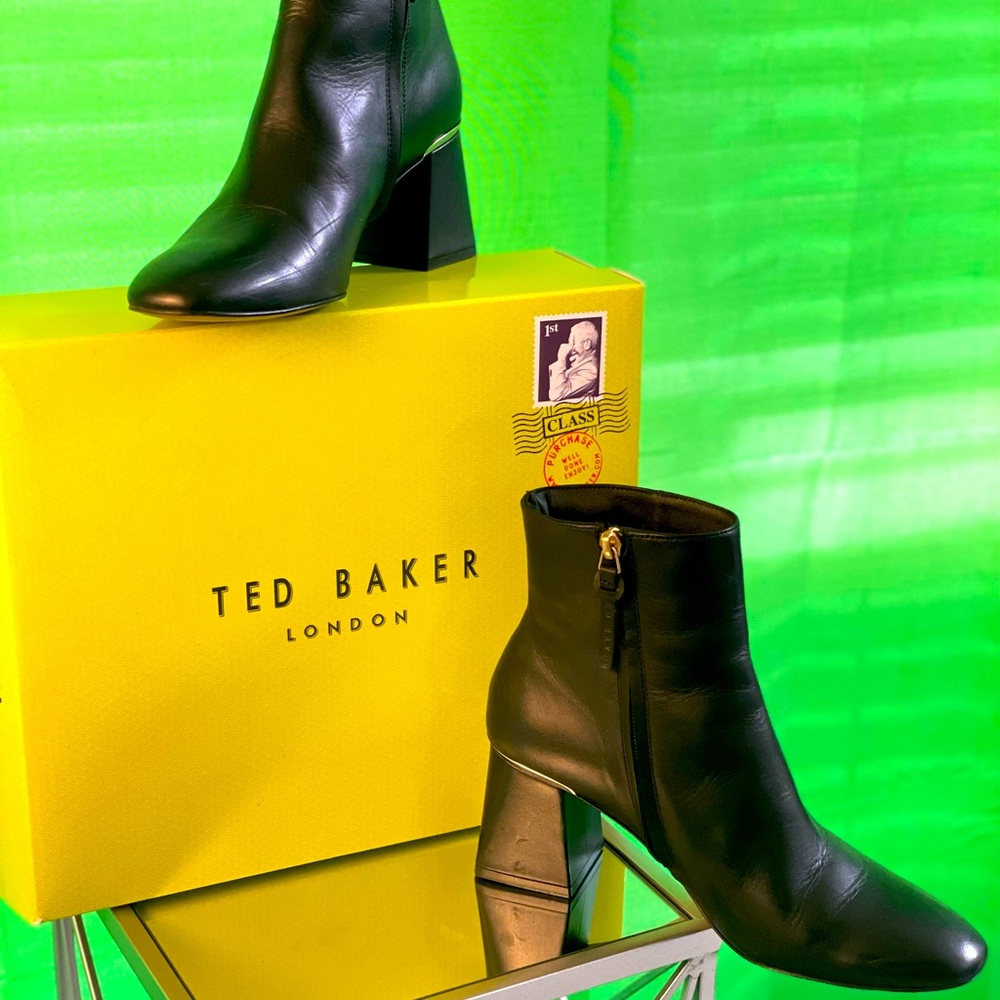 TED BAKER. 38.5/8 USA. Heeled boot. FALL MUST HAVE. TB LOGO hardware branded.